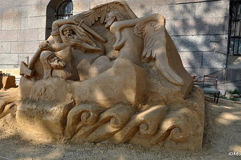 Sand Festival в России: скульптура из песка с крылатым существом и воином
